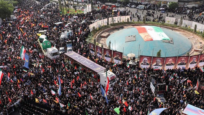 Ribuan warga Iran memadati jalanan di Teheran pada Sabtu (28/6/2025) untuk menghadiri prosesi pemakaman seorang komandan militer senior dan seorang ilmuwan nuklir terkemuka yang tewas dalam serangan udara Israel beberapa hari lalu. REUTERS/Majid Asgaripour