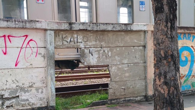 Kepingan Puzzle yang Belum Ketemu di Balik Tembok Bolong Jatinegara