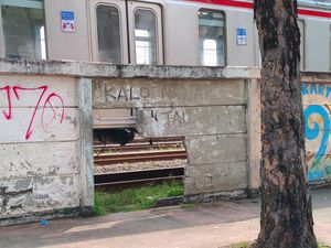 Kepingan Puzzle yang Belum Ketemu di Balik Tembok Bolong Jatinegara