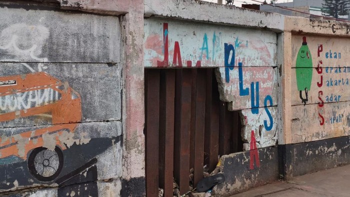 Tembok pembatas rel di Jatinegara bolong, diduga di lokasi tembok yang bolong dijadikan tempat prostitusi