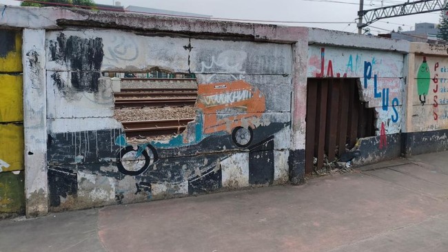 Kepingan Puzzle yang Belum Ketemu di Balik Tembok Bolong Jatinegara