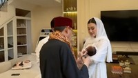 Kapan muka baby Arash di publish? Pgen liat ponakan online ciuu, komentar akun etrs***. Sesuai dengan Aal yg tidak terlalu suka di ekspose ,,, sholeh ya baby Arash, jelas akun dbtre****. Penasaran banget deh ya, jelas akun lainnya. (Foto: dok instagram Thariq Halilintar)