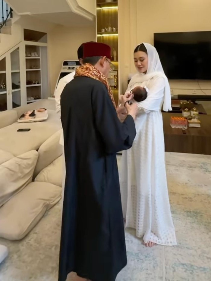 Thariq Halilintar Aqiqah anaknya. Thariq Halilintar dan Aaliyah melaksanakan aqiqah.