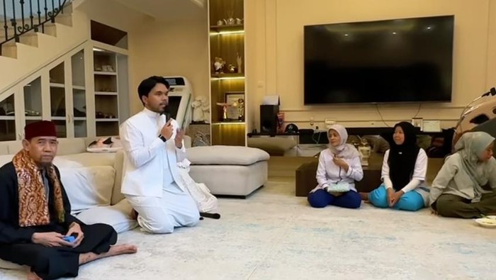 Thariq Halilintar Aqiqah anaknya. Thariq Halilintar dan Aaliyah melaksanakan aqiqah.