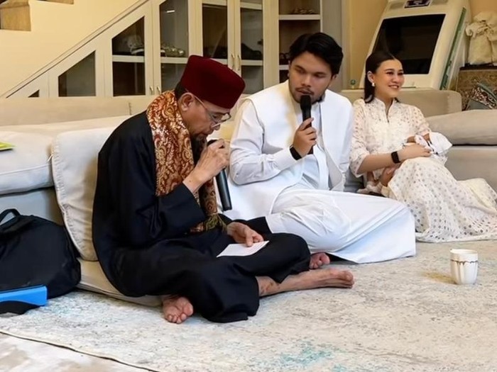 Thariq Halilintar dan Aaliyah melaksanakan aqiqah.
