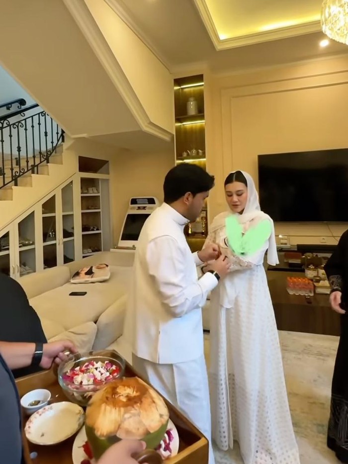 Thariq Halilintar Aqiqah anaknya. Thariq Halilintar dan Aaliyah melaksanakan aqiqah.