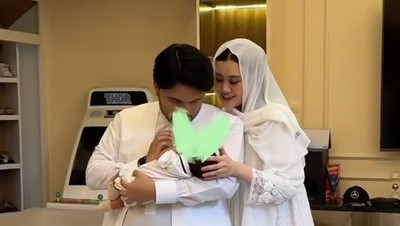 Thariq dan Aaliyah Akikah Baby Arash, Netizen Penasaran Wajah Ponakan Online
