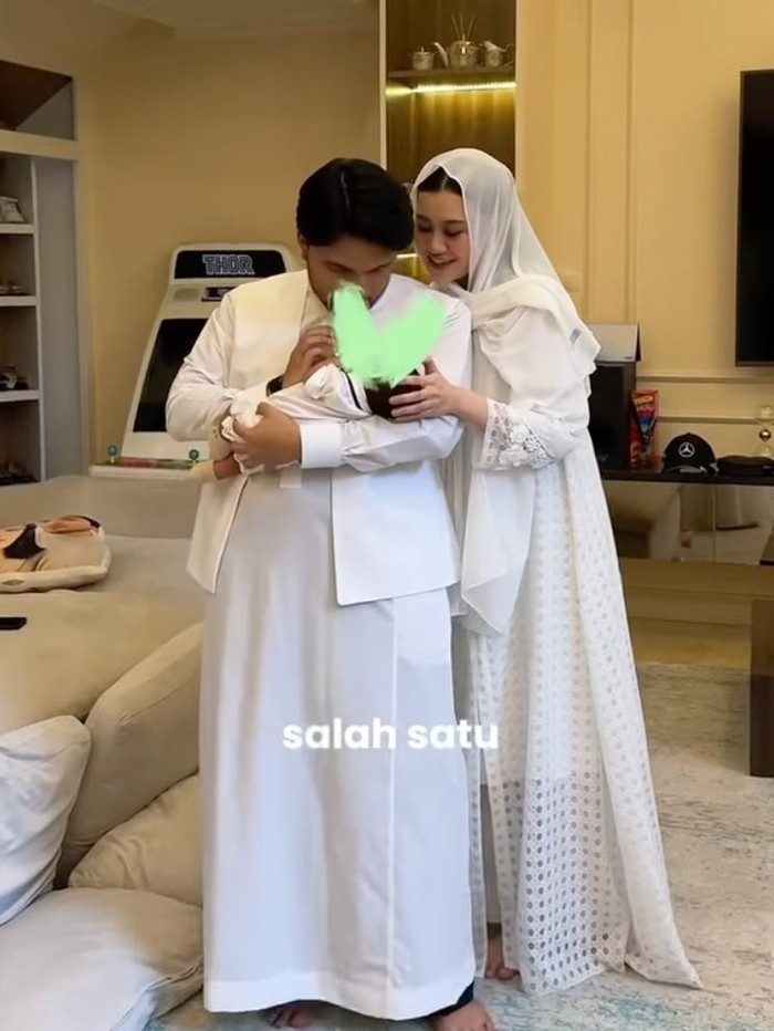Thariq Halilintar dan Aaliyah melaksanakan aqiqah.