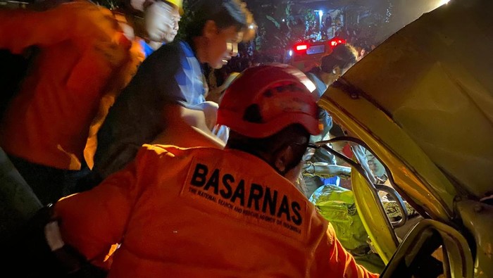 Tim gabungan mengevakuasi kernet truk logistik yang terjepit usai mengalami kecelakaan tunggal di Jalan Pasar Muria, Desa Karangsalam, Kecamatan Kemranjen, Kabupaten Banyumas, Jumat (27/6/2025) malam.