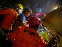 Truk Logistik Tabrak Rumah di Banyumas, Kernet Tewas Terjepit