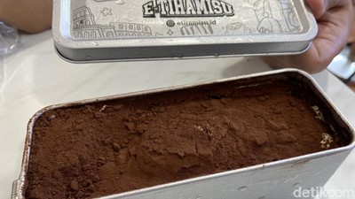 Viral di Blok M, Ada Tiramisu Kaleng yang Belinya Pakai Mesin Otomatis