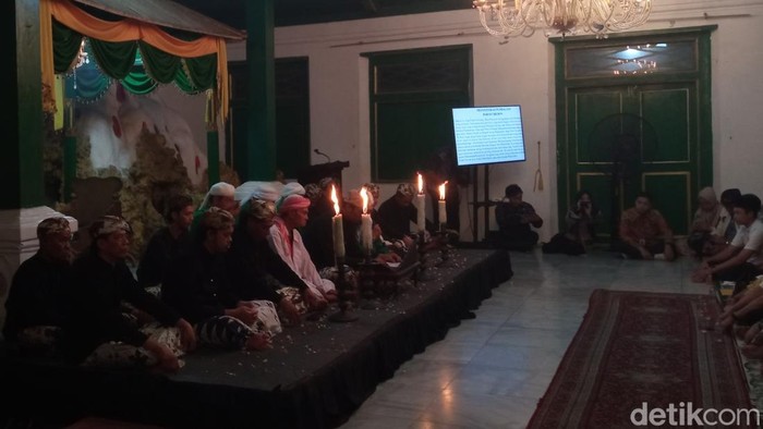 Suasana khidmat menyelimuti Bangsal Prabayaksa, Keraton Kanoman saat tradisi pembacaan Babad Cirebon digelar pada Jumat (27/6/2025) malam.