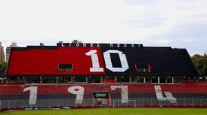 Foto Tribune Lionel Messi di Stadion Klub Masa Kecilnya