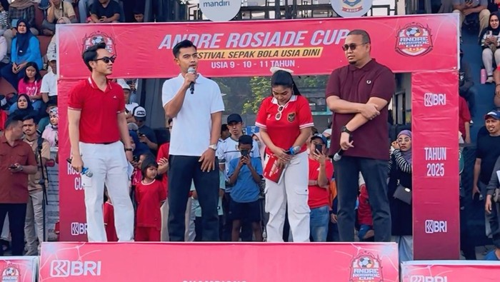 Turnamen sepak bola usia dini Andre Rosiade Cup resmi dibuka. Andre Rosiade hadir bersama Pratama Arhan.