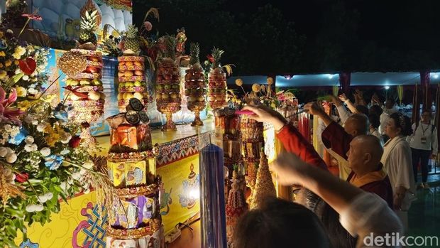 Umat Buddha melakukan puja apihoma di pelataran Candi Borobudur, Kabupaten Magelang, Sabtu (28/6/2025).