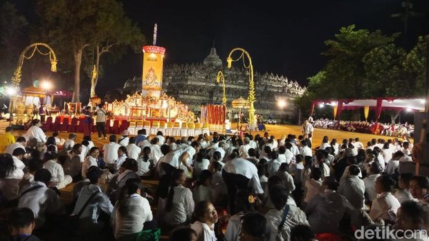 Umat Buddha melakukan puja apihoma di pelataran Candi Borobudur, Kabupaten Magelang, Sabtu (28/6/2025).