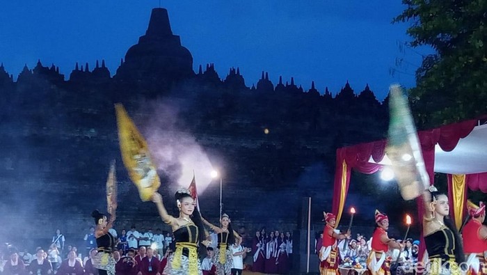Umat Buddha melakukan puja apihoma di pelataran Candi Borobudur, Kabupaten Magelang, Sabtu (28/6/2025).