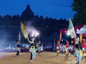 Umat Buddha Ikuti Ritual Apihoma di Candi Borobudur