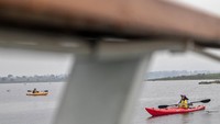 Selain menjadi alternatif wisata air yang menyegarkan, aktivitas kayak di Waduk Saguling juga memberi dampak positif bagi promosi pariwisata lokal. Dengan tarif yang cukup terjangkau, wisatawan bisa menikmati pemandangan perbukitan hijau dan suasana damai waduk, sekaligus berolahraga ringan yang menyehatkan. ANTARA FOTO/Abdan Syakura