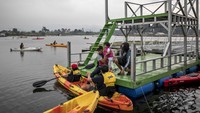Pada Sabtu (28/6/2025), sejumlah wisatawan tampak antusias mendayung menyusuri tenangnya perairan Waduk Saguling sambil menikmati panorama alam sekitar. ANTARA FOTO/Abdan Syakura