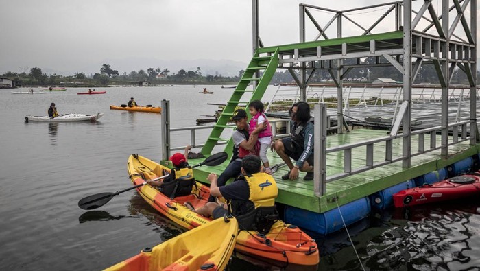 Waduk Saguling Hits dengan Wisata Kayak, Yuk Coba! Wisatawan menggunakan kayak menyusuri perairan Waduk Saguling di Kabupaten Bandung Barat, Jawa Barat, Sabtu (28/6/2025). Paket wisata yang dikelola oleh Parahyangan Kayak tersebut menawarkan paket wisata kayak menyusuri perairan Waduk Saguling sekaligus mengenalkan potensi pariwisata di daerah itu serta upaya mengajak masyarakat khususnya wisatawan untuk menjaga ekosistem air. ANTARA FOTO/Abdan Syakura