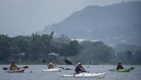 Paket wisata kayak yang dikelola oleh Parahyangan Kayak ini tak hanya menawarkan pengalaman seru berkeliling waduk, tetapi juga mengenalkan potensi wisata alam Bandung Barat yang masih asri. ANTARA FOTO/Abdan Syakura