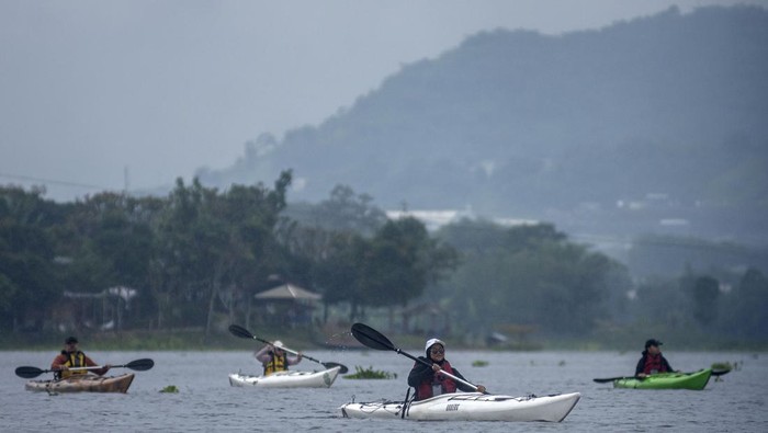 Wisatawan menggunakan kayak menyusuri perairan Waduk Saguling di Kabupaten Bandung Barat, Jawa Barat, Sabtu (28/6/2025). Paket wisata yang dikelola oleh Parahyangan Kayak tersebut menawarkan paket wisata kayak menyusuri perairan Waduk Saguling sekaligus mengenalkan potensi pariwisata di daerah itu serta upaya mengajak masyarakat khususnya wisatawan untuk menjaga ekosistem air. ANTARA FOTO/Abdan Syakura