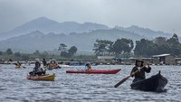 Tak heran jika wisata kayak di Waduk Saguling kini menjadi primadona baru, terutama bagi pecinta alam dan petualangan yang ingin mencoba pengalaman berbeda di kawasan Bandung Barat. ANTARA FOTO/Abdan Syakura