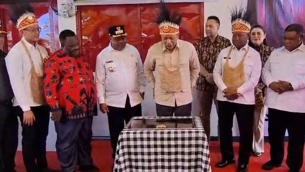 Wakil Menteri Koperasi (Wamenkop) Ferry Juliantono meresmikan Koperasi Desa (Kopdes) Merah Putih Kampung Aimasi, Manokwari, Papua Barat.