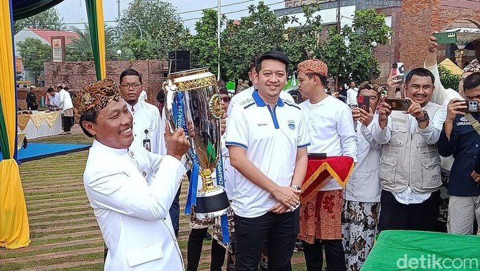 Wali Kota Cirebon, Effendi Edo saat mengangkat trofi juara milik Persib Bandung