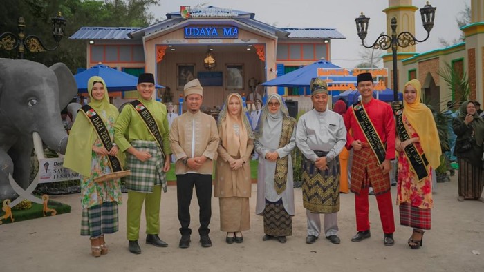 Wali Kota Pekanbaru Agung Nugroho berfoto di ikon Rumah Singgah Tuan Kadi dan Gajah. (Dok. Diskominfotik Pekanbaru)
