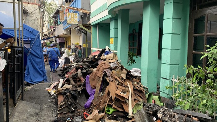 Warga di Jalan Kembang XI, Kwitang, membersihkan sisa-sisa kebakaran kemarin. Mereka bekerja sama mengumpulkan puing untuk dibuang.