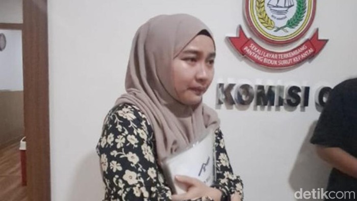 Warga Perumahan Aerohome Estate, Emi Kamila saat mengadu ke DPRD Makassar.