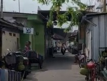 Video: Hitung-hitung Pendapatan WC Umum di Gang Stasiun Kampung Bandan