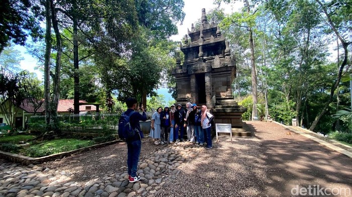 Wisata ke Candi Cangkuang di Garut.