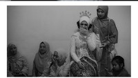 Fajar Gusti Pangestu mengucapkan ijab kabul dengan lantang dan lancar. Setelah dinyatakan sah oleh saksi dan penghulu, Zahra MCI tampak menangis. (Foto: dok Instagram zahra.mci12)