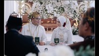 Fajar Gusti Pangestu dan Zahra MCI saling menatap dan memegang buku nikah. (Foto: dok Instagram zahra.mci12)