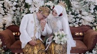 Fajar Gusti Pangestu mencium tangan Zahra MCI. (Foto: dok Instagram zahra.mci12)