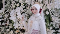 Zahra MCI tampak cantik mempesona dengan kebaya putih dan bawahan kain. (Foto: dok Instagram zahra.mci12)