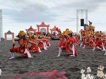 Tari Topeng Kaliwungu Tampil Megah di Tepi Pantai Selatan Lumajang