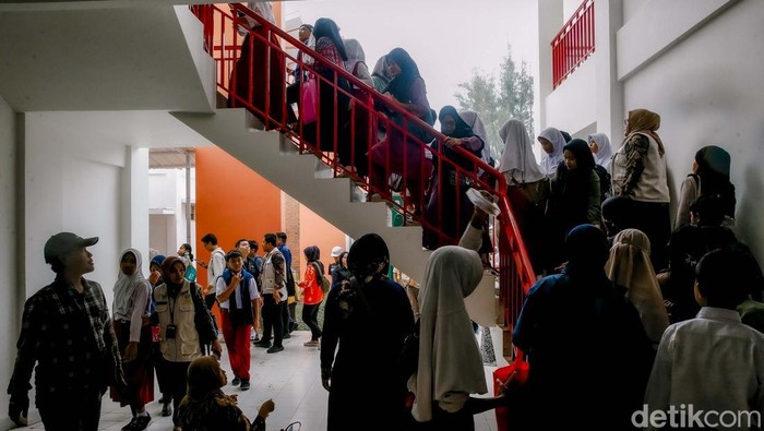 Antusias Siswa Melihat Sekolah Rakyat Sentra Handayani Sejumlah murid Sekolah Rakyat Sentra Handayani bersama orang tua terlihat sangat antusias melihat Sekolah mereka, Jakarta, Minggu (29/6/2025). Sekolah Rakyat di Sentra Handayani Jakarta memang khusus diperuntukkan bagi 75 anak yang masuk jenjang SMP.