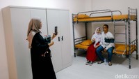 Siswa bersama orang tuanya berfoto tampak antusias menyambut sekolah baru. Anak-anak mendapatkan persetujuan orang tua untuk tinggal di asrama, menjalani pendidikan SMP dan menerima bekal hidup lainnya.