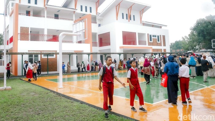 Sejumlah murid Sekolah Rakyat Sentra Handayani bersama orang tua terlihat sangat antusias melihat Sekolah mereka, Jakarta, Minggu (29/6/2025). Sekolah Rakyat di Sentra Handayani Jakarta memang khusus diperuntukkan bagi 75 anak yang masuk jenjang SMP.