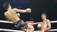 Aziz Calim tampak melakukan tendangan melayang ke arah Kkajhe. (Foto: dok Instagram vidiosports)