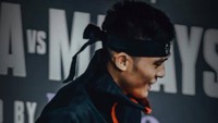 Momen Aziz Calim memakai jubah geng Akatsuki dengan topeng Obito di tangan. (Foto: dok Instagram azizcalims)