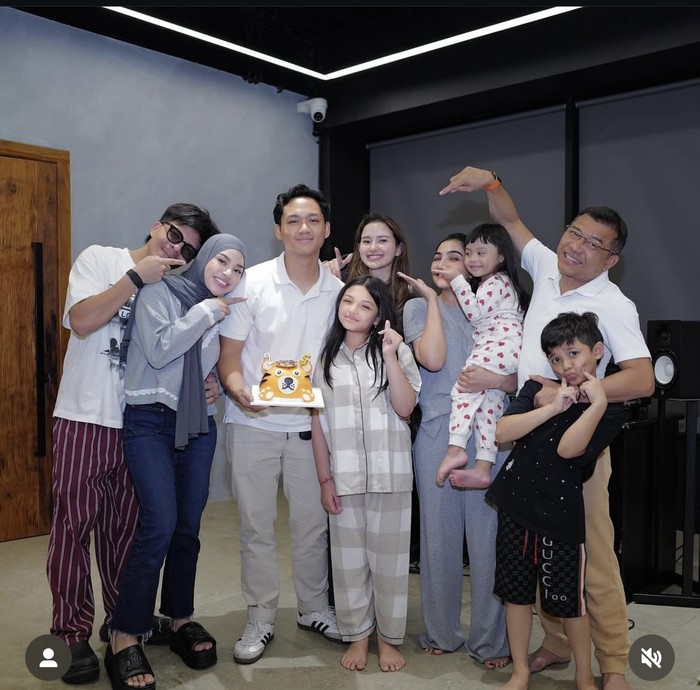 Azriel Hermansyah Kulineran Bareng Keluarga, Makan di Resto sampai Warung