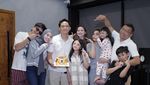 Azriel Hermansyah Kulineran Bareng Keluarga, Makan di Resto sampai Warung