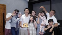 Azriel Hermansyah yang berulang tahun pada 27 Juni lalu diberi kejutan oleh keluarganya. Salah satunya diberi kue ulang tahun bergambar karakter kartun macan. Foto: Instagram @azriel_hermansyah