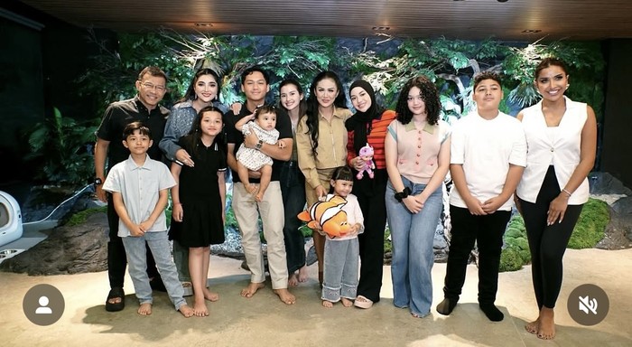 Azriel Hermansyah Kulineran Bareng Keluarga, Makan di Resto sampai Warung