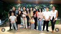 Di momen ulang tahunnya yang ke-25, anak kedua dari pasangan Anang dan Kris Dayanti ini juga terlihat kumpul-kumpul bersama keluarga besar. Bahkan, pacarnya Sarah Menzel turut hadir. Foto: Instagram @azriel_hermansyah